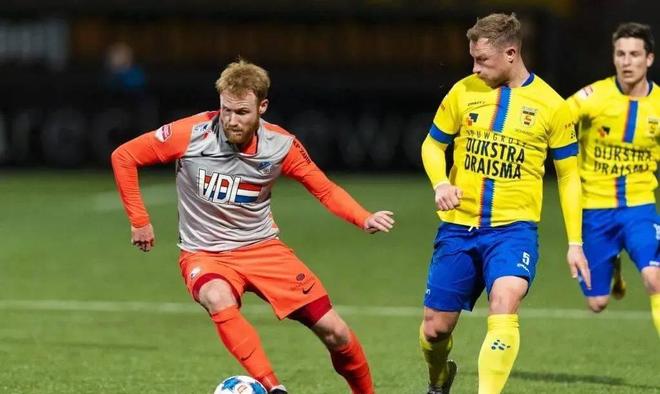 中场球员在 中场球员在